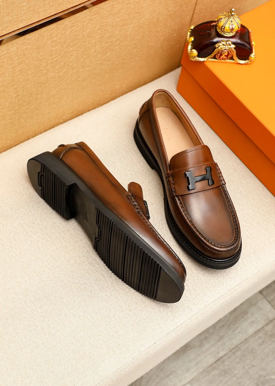Men's shoes 💰442 💐 Product trademark: HERMES "Hermès" fashionable casual leather shoes Regular size: 38-44 (45🉑️customized) Product materials: Selected imported first-layer calfskin upper + classic hardware buckle, imported cowhide leather lining. Strong three-dimensional visual effect, original outsole color: 2 colors available
